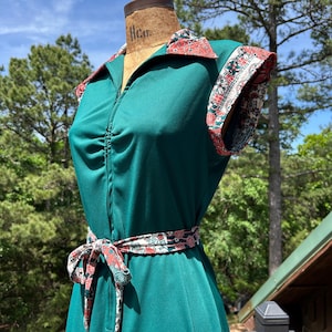 Vestido midi de malha com gola, estampa patchwork verde-floresta vintage dos anos 60/70 + cinto. Tamanho P.