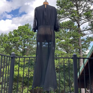 Robe midi fluide et drapée en mousseline de soie noire transparente et dentelle Chantilly, style années 30, taille L. image 10