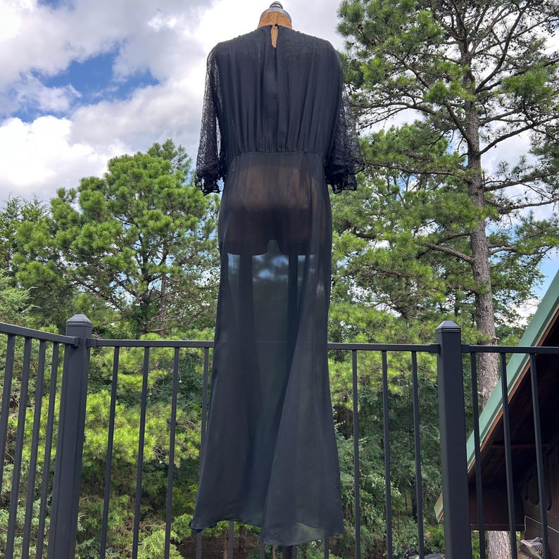 Robe midi fluide et drapée en mousseline de soie noire transparente et dentelle Chantilly, style années 30, taille L. image 10