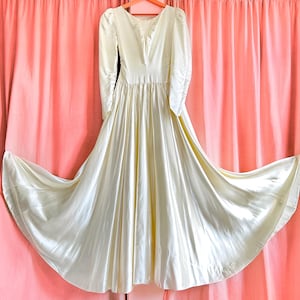 Abito da sposa vintage anni '40 in raso avorio con maniche a sbuffo arricciate, stile principessa, taglia XXS