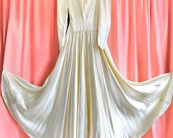Abito da sposa vintage anni '40 in raso avorio con maniche a sbuffo arricciate, stile principessa, taglia XXS