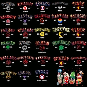 Può includere: Una grafica nera con vari nomi e loghi di squadre di supereroi, tra cui "Barnes", "Stark" e "Rogers", ciascuno con un anno e una località. Il design include una tazza festiva a tema natalizio con personaggi di supereroi.