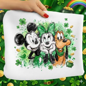 Puede incluir: Funda de almohada blanca con Mickey Mouse, Minnie Mouse y Goofy en un diseño del Día de San Patricio. La ilustración incluye detalles verdes, tréboles y monedas de oro. Los personajes sonríen, con efecto acuarela.