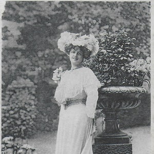 RPPC Brytyjska aktorka Marie Studholme, gwiazda teatru, słynna piękność, długa biała sukienka, kapelusz, opublikowano w 1904 r., w ogrodzie
