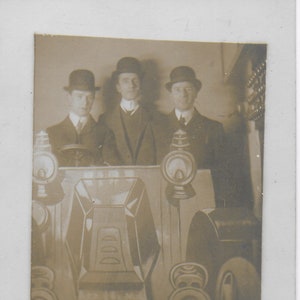 Fotografía vintage, Amigos, hombres con sombreros, detrás de un coche de cartón, Fotografía novedosa, Retrato de estudio