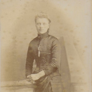Carte de cabinet, photo victorienne, jeune femme debout, robe Balck, Wolstenholme, Blackpool