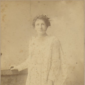 Carte de cabinet, photo ancienne, photo vintage, jeune femme, robe blanche, robe en dentelle, rousseurs, T.C. Turner & Co LTD
