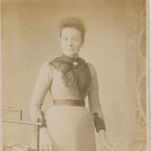 Carte de cabinet, Photo victorienne, Jeune femme, Col en dentelle, Dentelle noire, Robe sombre, Main sur livre, Caldwell, Nottingham