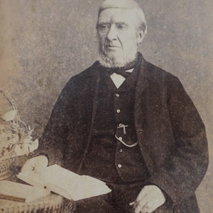 Victoriaanse kabinet kaart van een oude bebaarde gentleman zittend aan een tafel het lezen van een boek, Pocket Watch, horloge keten, oude foto