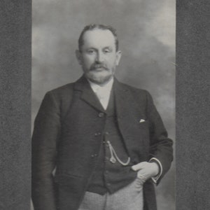 Viktorianisches Foto, Kabinettkarte, reifer Gentleman, Uhrenkette, gestreifte Hose, Barclay Brothers, Edinburgh, London, Edinburgh