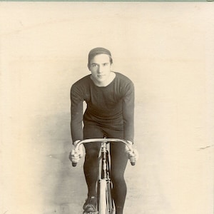 Nachdruck einer Vintage Edwardian Kabinett Karte eines jungen Mannes auf einem Fahrrad, Cycle Race Reproduktion 6x4 Print