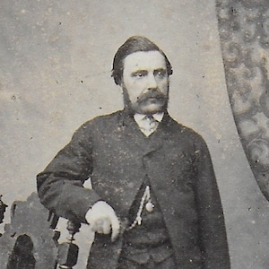 CDV vitoriano, cavalheiro com bigode grande, cadeira de madeira esculpida, cortinas estampadas, Maul & Pollybank, Londres