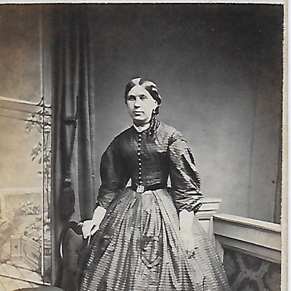 Victorian CDV, CDV, Lady in Dark Dress, Thinwaist, Gürtel, Knöpftes Kleid, Ringlet Locken, Victorian Ladies Fashion, um 1850er Jahre