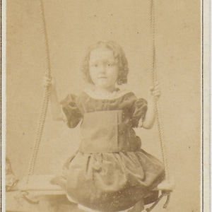 ビクトリア朝の CDV、ヴィンテージ写真、若い女の子、巻き毛、ブランコに座る、遊びの時間、ローワランド テイラー、メイダ ヒル、ロンドン