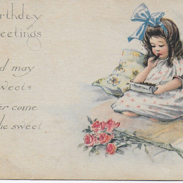 Carte postale vintage - Jeune fille, noeud bleu, manger des chocolats, voeux d'anniversaire, fleurs, message au dos