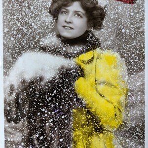 RPPC Jeune femme, Gabrielle Ray, actrice, star de théâtre, coloriée à la main, manteau jaune, neige, 1906