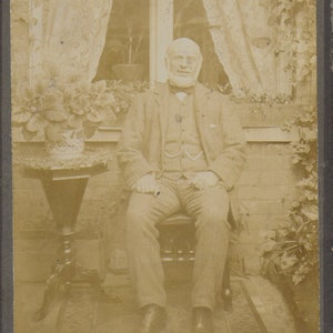 Victorien, Carte de cabinet, Homme se relaxant sur une chaise, Dans le jardin, Pots de plantes, Table, Fenêtres à guillotine, Fleurs autour de la fenêtre