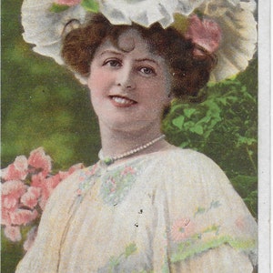 RPPC Brytyjska aktorka Marie Studholme, gwiazda teatralna, słynna piękność, biała sukienka, kwiaty w kapeluszu, opublikowano w 1906 r.