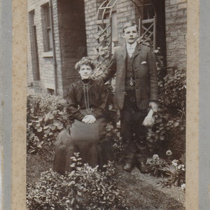 Vintage foto, gemonteerd op kaart, broer en zus in de tuin, Edwardiaans, tante Mary en papa