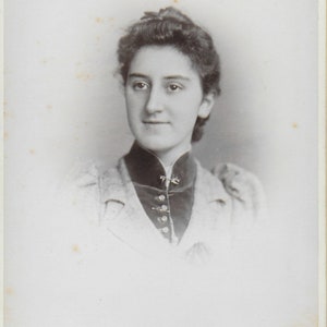 Carte de cabinet, Photo victorienne, Jeune femme, Boutons de cheveux foncés sur la robe, Robe claire, Incrustation de velours, Augustus W Wilson