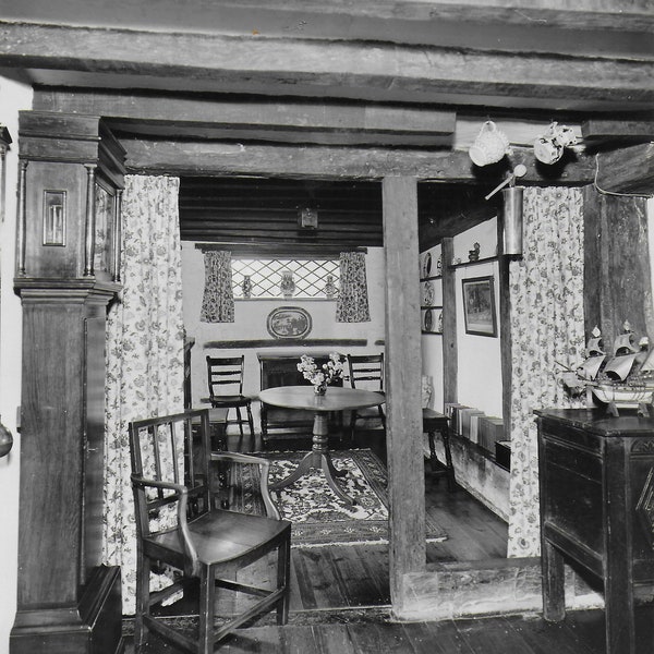 Photographie vintage, Design d'intérieur, Salon, Table, Poutres basses, Plancher en bois, Rideaux, Abat-jour de bateau, Horloge grand-père