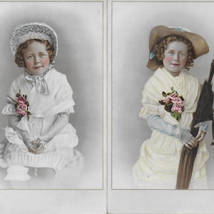 Vintage geïllustreerde kaarten, jong meisje, witte jurk, blauwe motorkap, vintage foto's