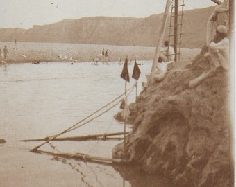 Rppc, Mann in Wellensittichschmugglern, Tauchen, Schwimmen im Meer, Tauchen von Felsen, Tauchen von einer Leiter auf Klippen in den Fluss