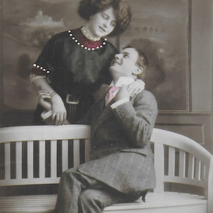 Postal vintage, pareja joven, romance, collar de perlas, década de 1910, glamour