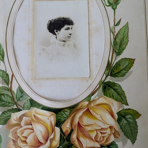 Viktorianische Albumseite, Fotografie auf Karte montiert, junge Dame, Blumendekoration,