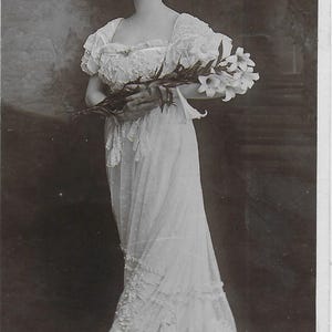 RPPC Lillian McCarthy, aktorka, długa sukienka, kwiaty, opublikowano w 1905 r.