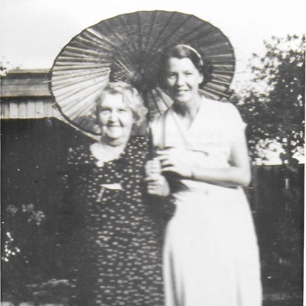 Photo vintage, Dames avec parasol, Dans Le Jardin,