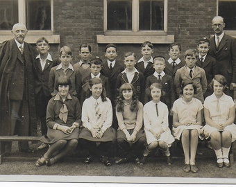 RPPC, foto de época, escuela de niños y niñas, patio de juegos, días escolares, patio de la escuela, década de 1930