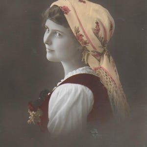 Carte postale vintage, Jeune femme, Foulard jaune, Glamour, Belle carte