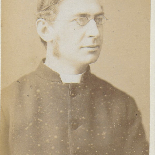 Jeune homme victorien CDV, vicaire, homme à lunettes, homme d’étoffe