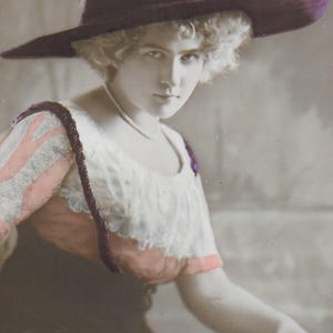 Carte postale vintage de jeune femme glamour. Grand chapeau, belles robes. La mode. Style. Message au dos