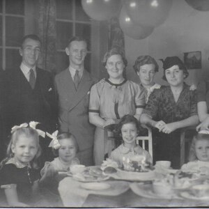 Foto d'epoca, festa per bambini, tea party, torta mangiata, cartoline, candele e torta, esprimi un desiderio, palloncini