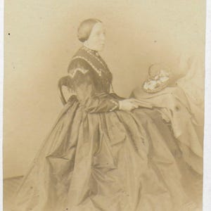 Victorien CDV, jeune femme victorienne grande jupe, photographe de Plymouth, assise à son bureau, John E Plamer,