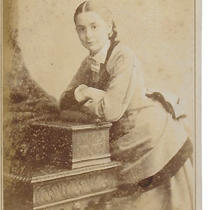 Schrankkarte, Viktorianisches Foto, Junge Dame, anlehnend, Holzkiste, Haar gebunden zurück, Mode, Sozialgeschichte