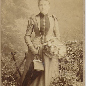 Carte de cabinet, photographie victorienne. Dame, Bonnet fleuri, Sac à main