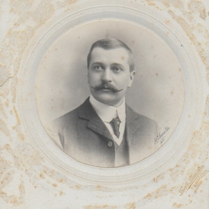 Vintage Foto, auf Karte montiert, Smart Gent, Schnurrbart, Gesichtshaar, schöne Krawatte, Füchse, altes Foto, Sozialgeschichte