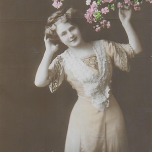 carte postale vintage, jeune femme, robe jaune, roses roses