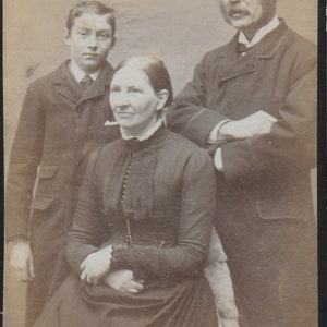 Kabinetskaart, Victoriaanse foto, familieportret, moeder vader, armen gekruist, zoon Victoriaanse mode, sociale geschiedenis
