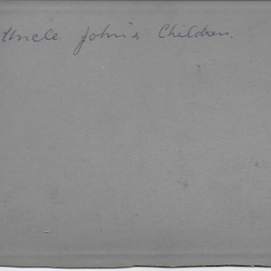 Schrankkarte der viktorianischen Kinder gut gekleidet, dunkles Kleid, Blumen auf dem Tisch, Junge auf Box, Onkel Johns Kinder