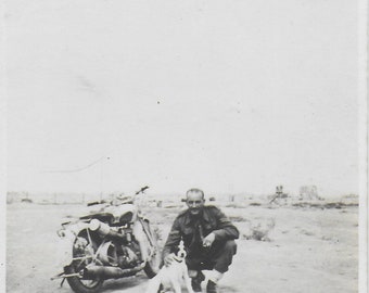 Vintage Fotografie, Solider (Corporal Jones) mit Jack Russel auf Motorrad