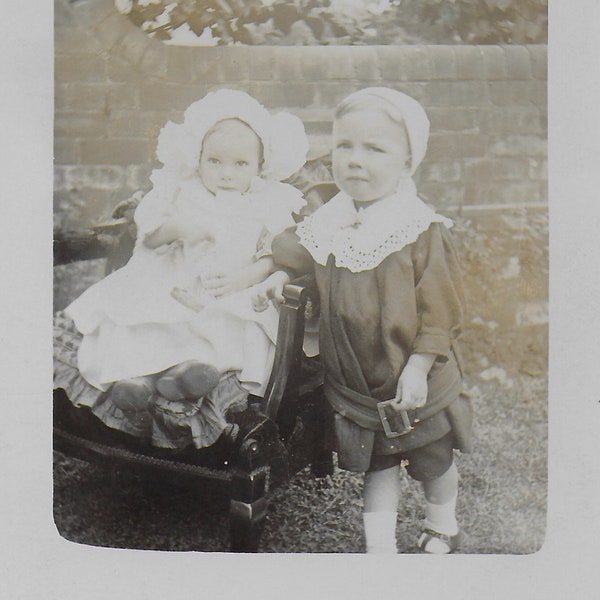 RPPC, Foto de época, Niño, Traje oscuro, Adornos de encaje, Empujando el cochecito, Hermana con capó,