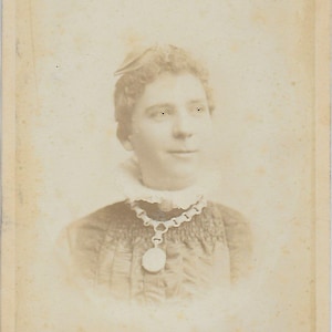 Carte de visite, photo victorienne, jeune femme, boucles, médaillon, collier, Goodfellow, Londres