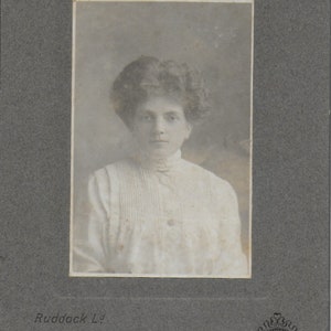 photo vintage, montée sur carte, jeune femme, col en dentelle, par Ruddock, Clifton