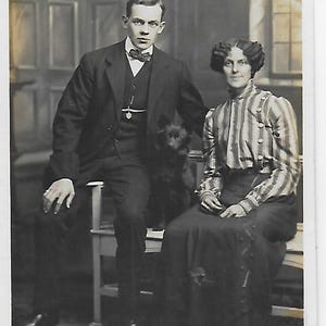 CPPA, jeune couple, bien habillé, chemisier à rayures, chien noir, Noël 1913, Mlle Thompson