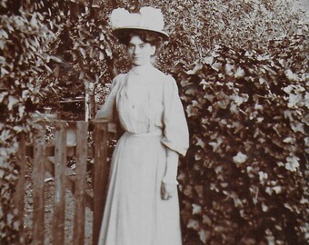 RPPC, Up the Garden Path, Junge Dame, Gartentor, Schöner Hut