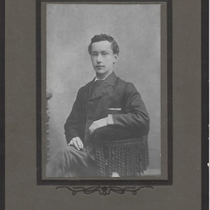 Victoriaanse fotokaart, jonge heer, zittend in stoel, kwasten op stoel, , mode, sociale geschiedenis